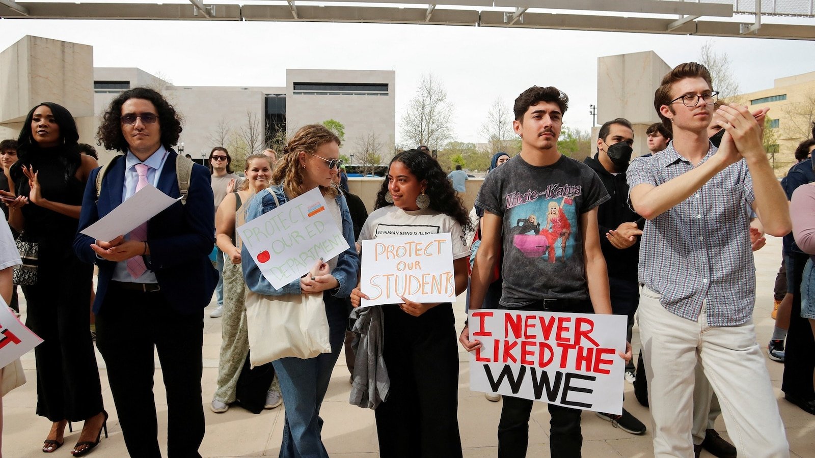Students the closure of the protest education department in the 'hands of our schools'
