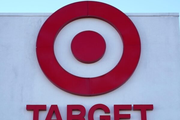 The CEO of Target will meet with the civil rights leader, to the Sharpton, in the middle of Dei's cuts