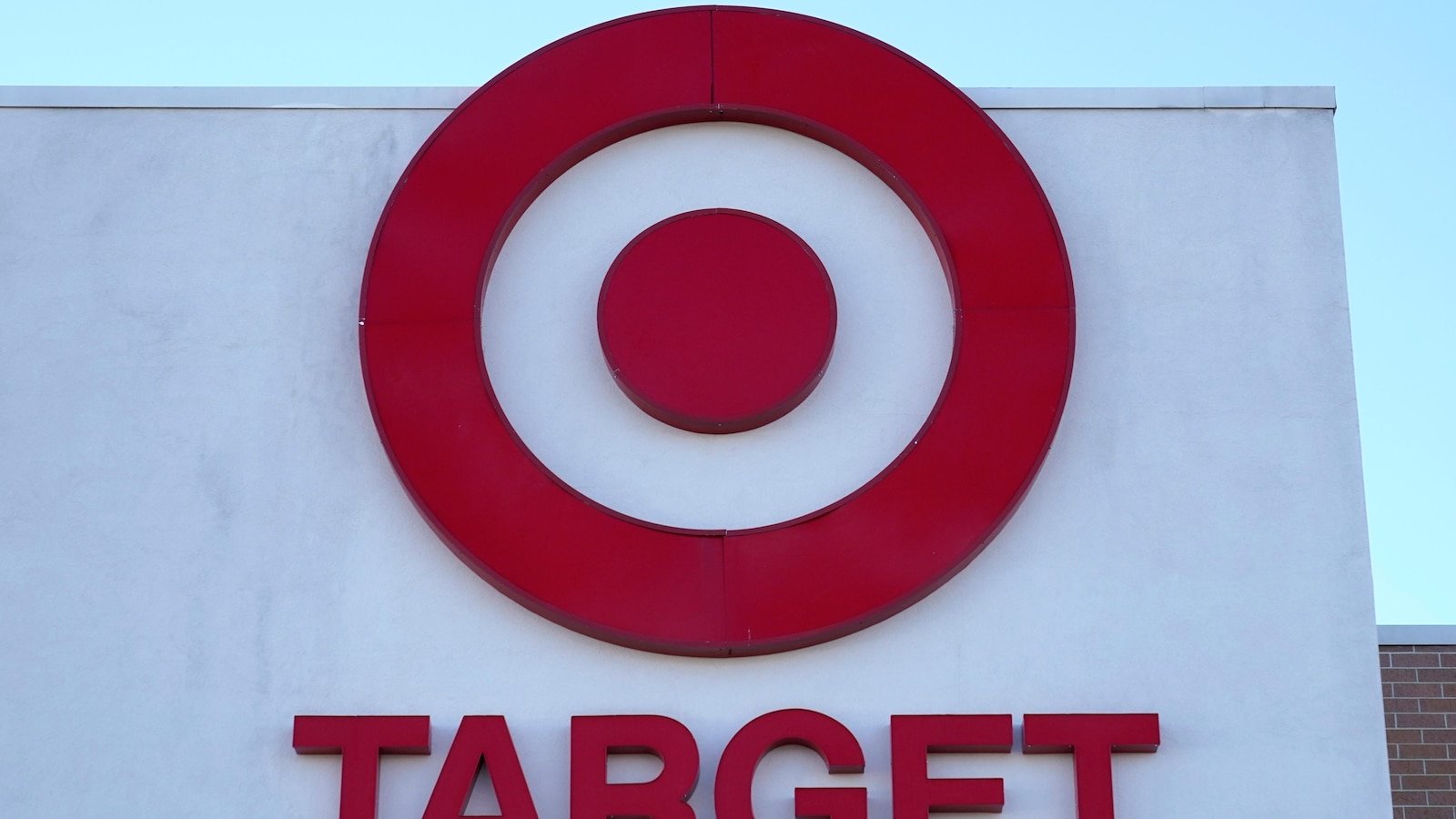 The CEO of Target will meet with the civil rights leader, to the Sharpton, in the middle of Dei's cuts