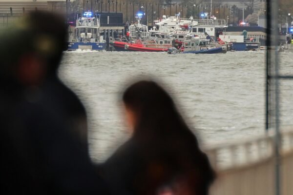 The New York Tourist Helicopter is immersed in the river, killing 6, including the family of Spanish tourists