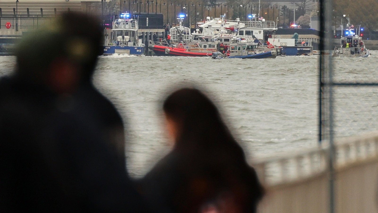 The New York Tourist Helicopter is immersed in the river, killing 6, including the family of Spanish tourists