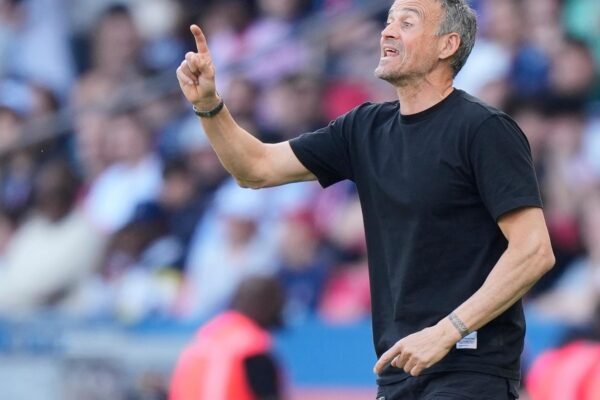 The PSG wins the title 13 of Ligue 1, which extends the record with six games.