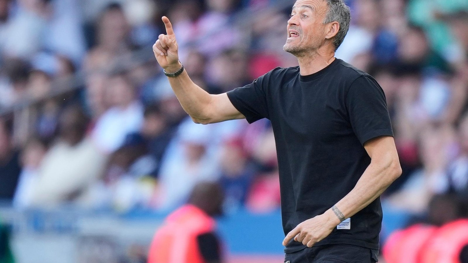 The PSG wins the title 13 of Ligue 1, which extends the record with six games.