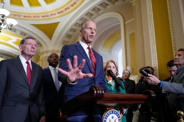 The Senators of the Republican party advance in Trump's tax cuts package and delay large decisions for later