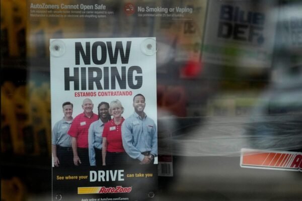 The US -UU unemployment benefits claims fall last week, since the labor market is still strong