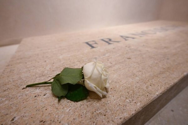 The Vatican releases photos of Pope Francis's tomb, since it opens for public visualization