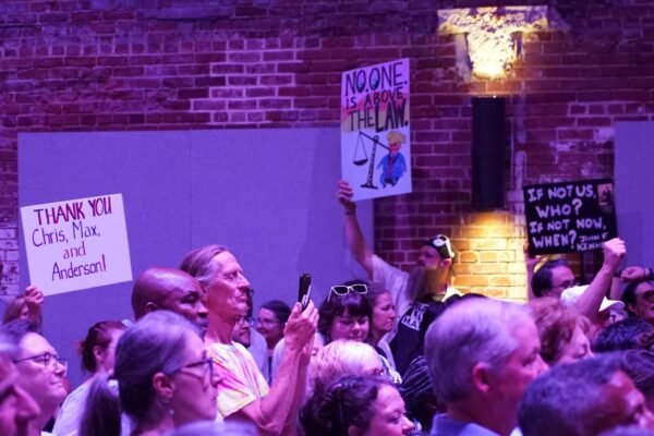 The 'emergency' message of Senator Chris Murphy about Trump is connecting with Democratic voters