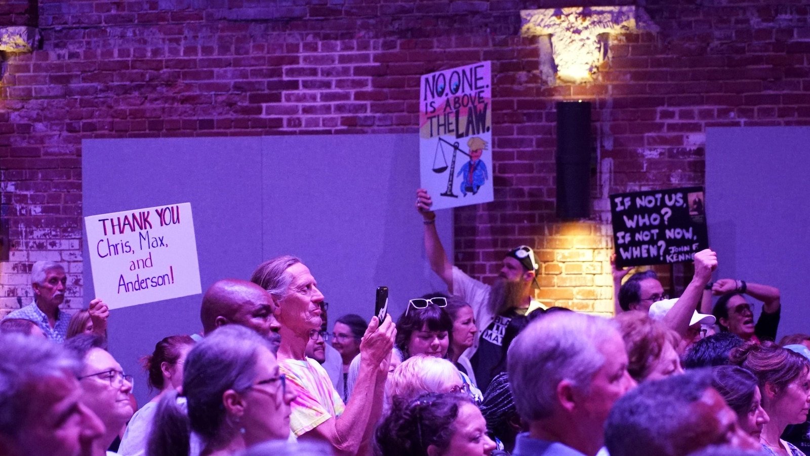 The 'emergency' message of Senator Chris Murphy about Trump is connecting with Democratic voters