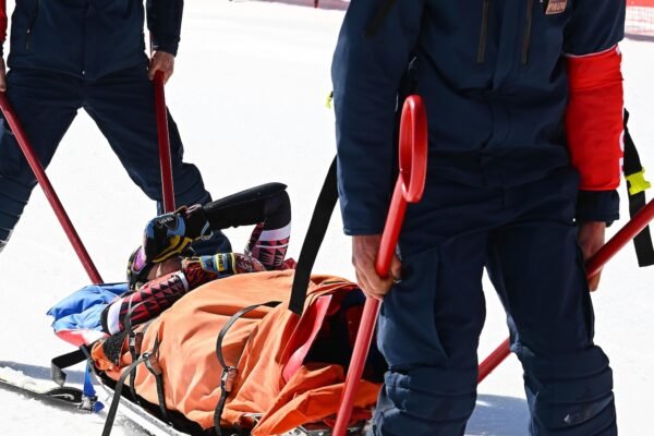 The general ski champion Brignone breaks his leg in the clash with the house Olympic Games approaching