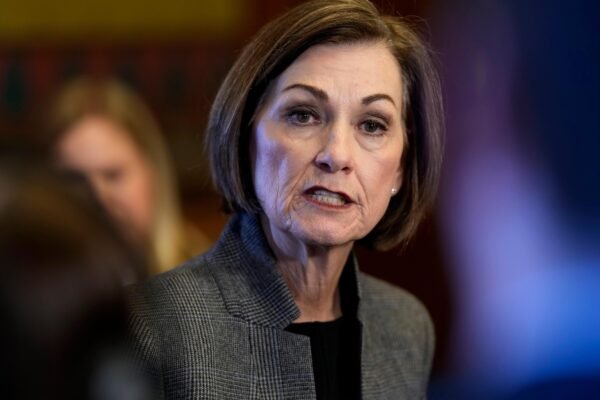 The governor of Iowa demands the registration of des Moines to stop the application of the emails that says they are protected