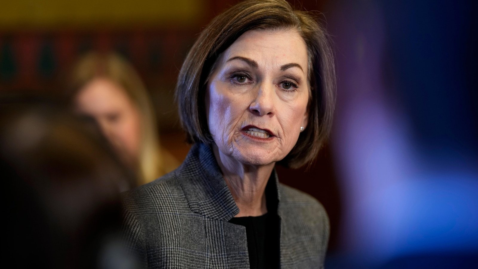 The governor of Iowa demands the registration of des Moines to stop the application of the emails that says they are protected