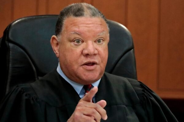 The judge keeps the ice agent contempt after detained to the suspect during a trial