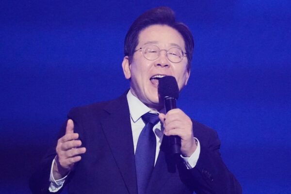 The liberal leader of South Korea, reads, wins the nomination of the party to run for president