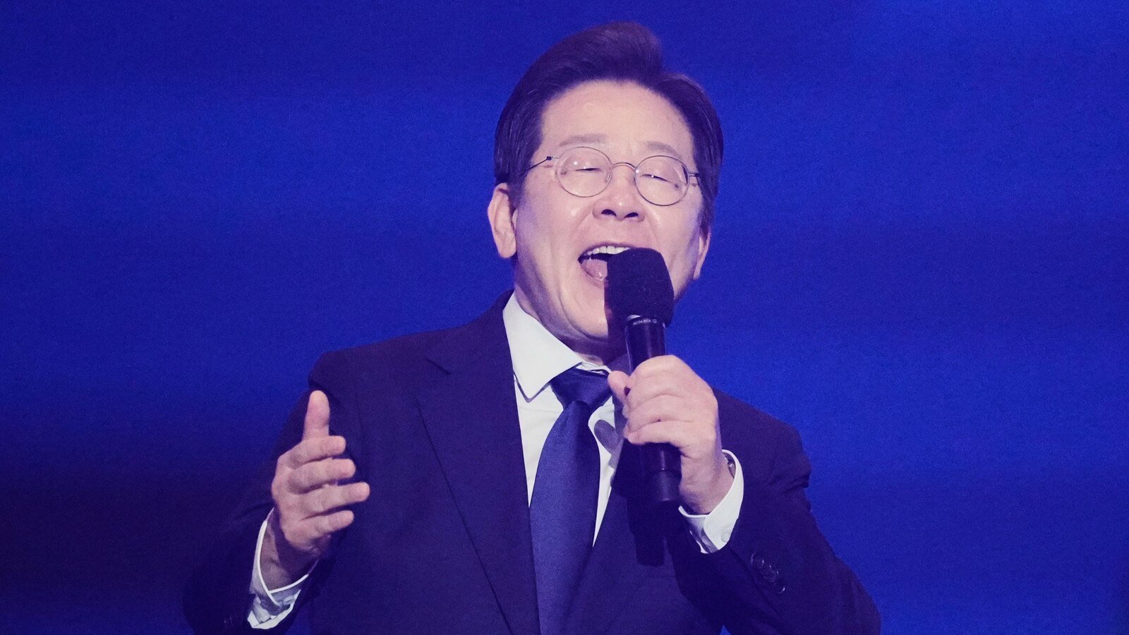 The liberal leader of South Korea, reads, wins the nomination of the party to run for president