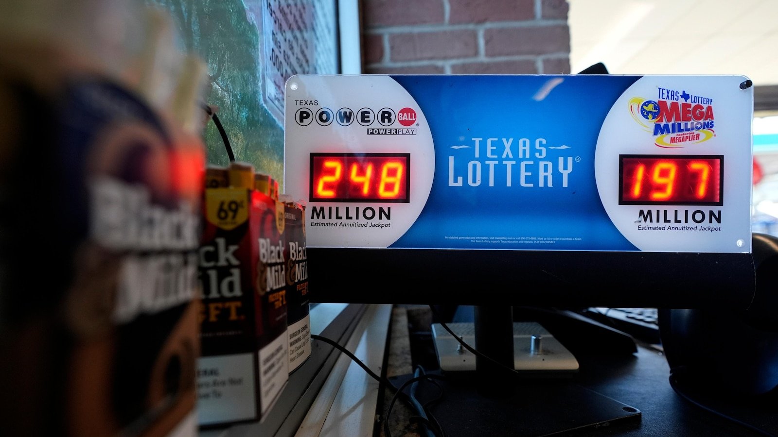 The main executive of the Texas Lottery resign as the scrutiny on the winners of the Mayor Prize intensifies.