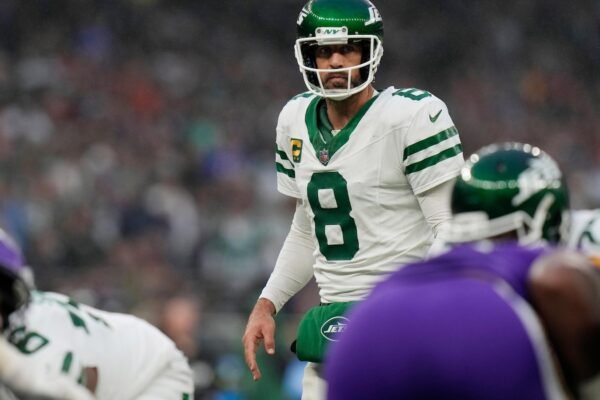 The owner of the Steelers, Art Rooney II, sees "positive signals" that Aaron Rodgers will join the team