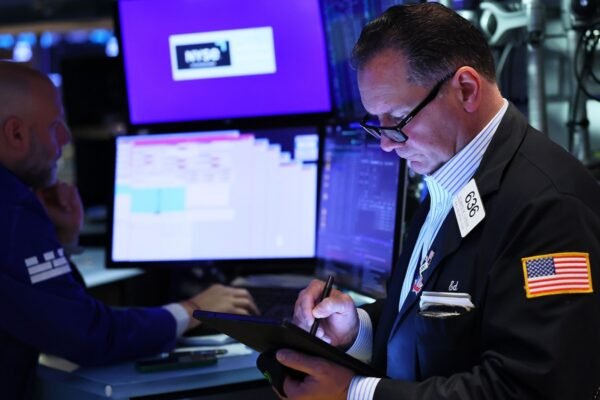 US actions manifest themselves while Trump points to defrosting in the commercial war, tesla the shares are fired