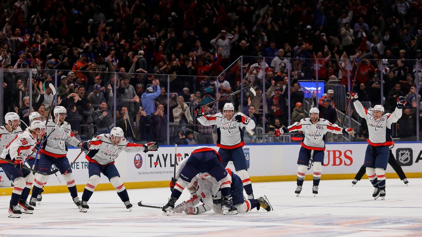 Vladimir Putin congratulates Alex Ovechkin for the NHL 'outstanding' goals record