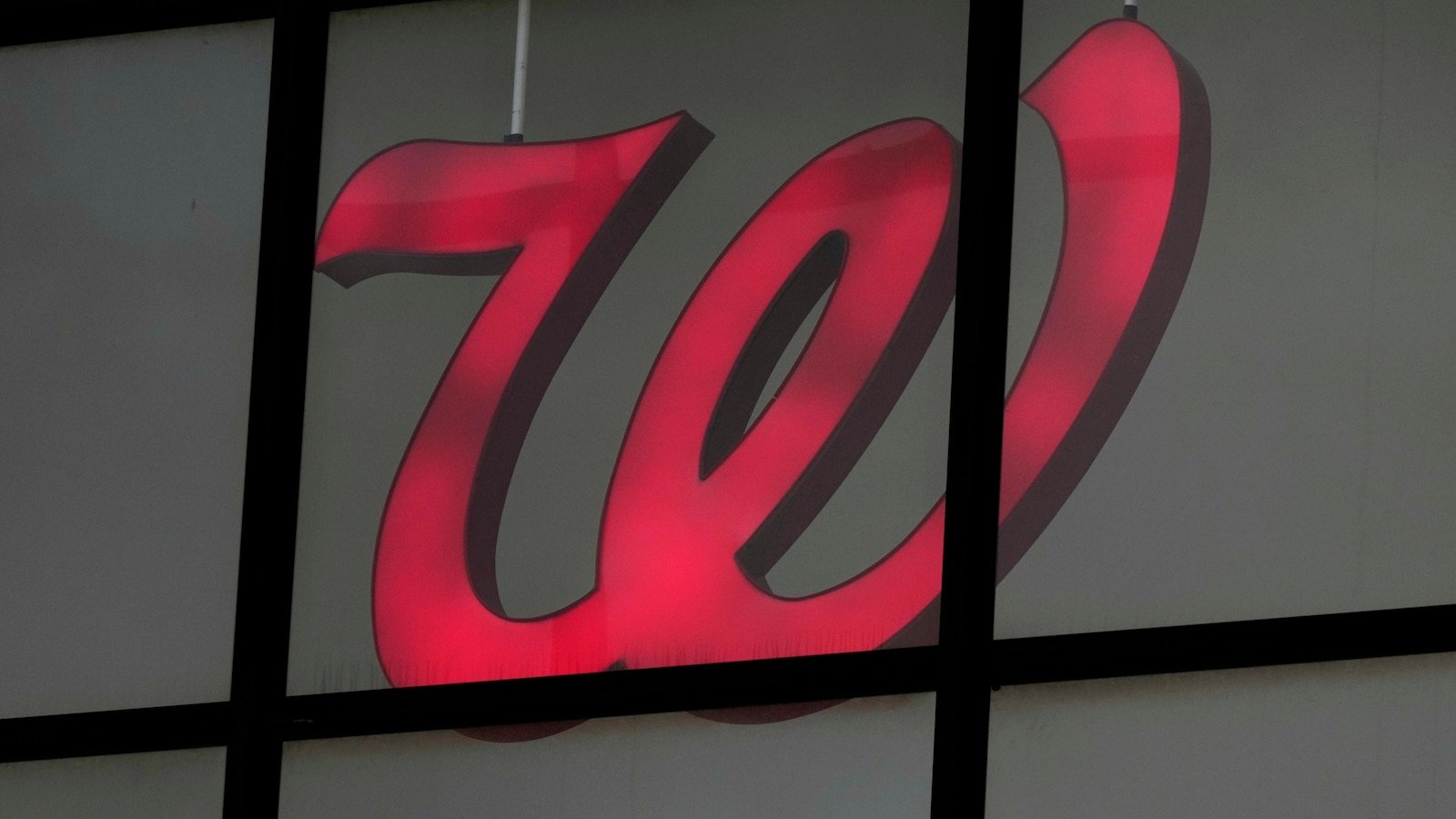 WALGREENS FISCAL TOPS 2Q forecasts such as the purchase of private capital awaits