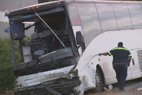 1 dead, dozen wounds in the collision of tourist buss of Fiery near Los Angeles