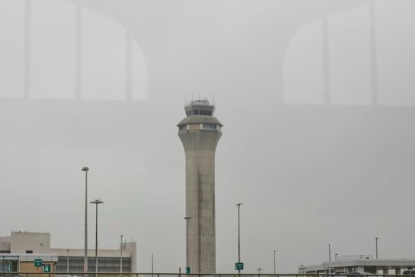 Air traffic controllers for Newark airport briefly lose access to radar