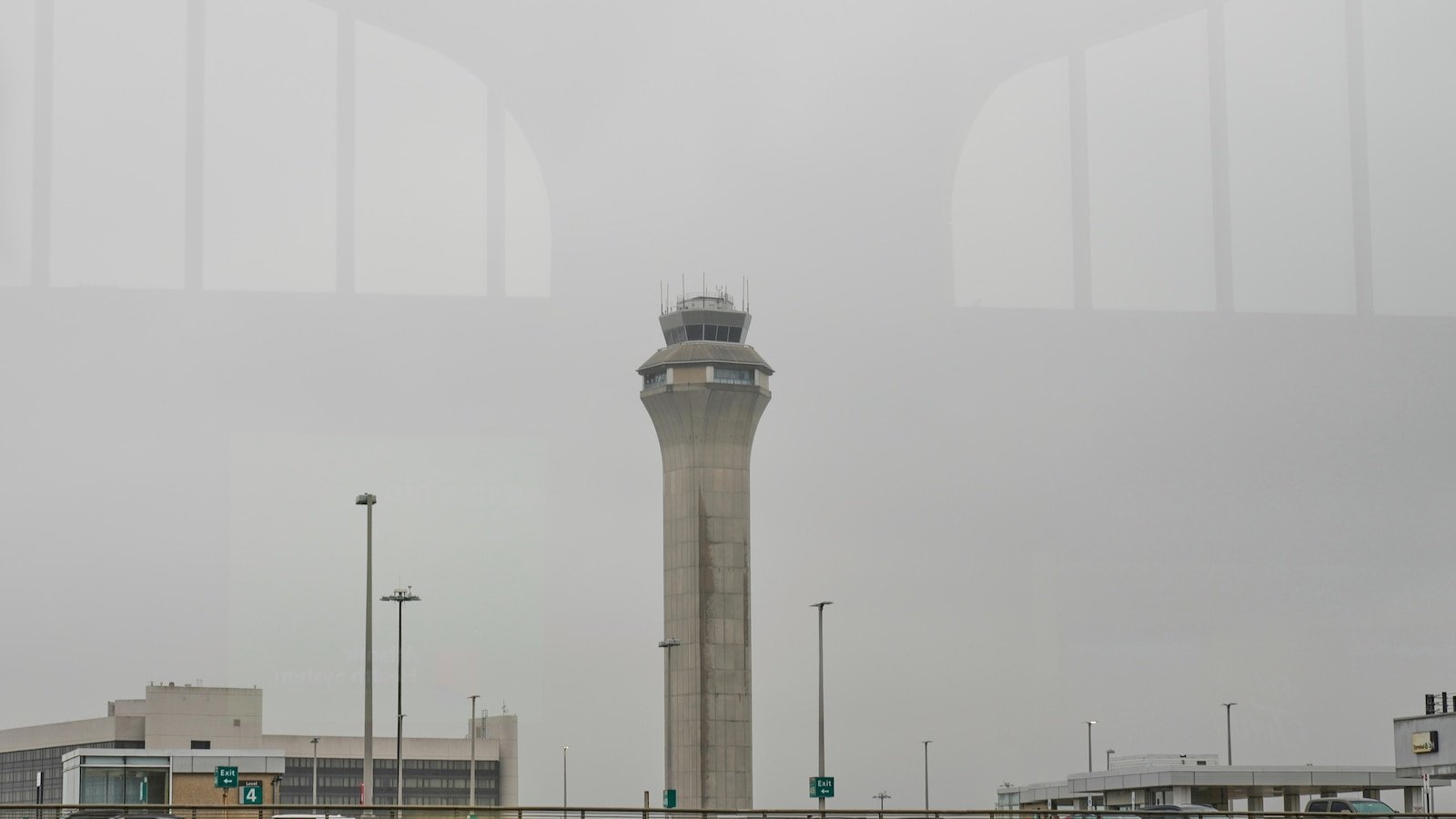 Air traffic controllers for Newark airport briefly lose access to radar