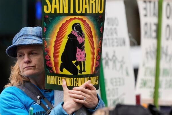 Defenders of immigrants are recovered against arrests in the ICE court in San Francisco