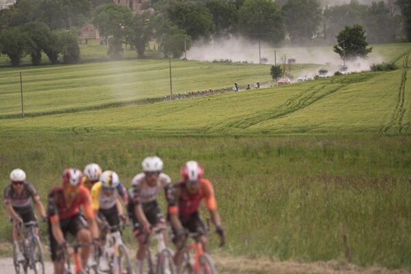 Del Toro becomes the first Mexican to lead Giro d'Italia, go aert wins the dusty scenario