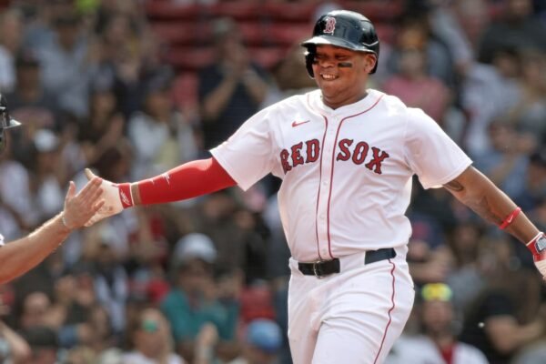 Devers tells Red Sox that he will not move to 1B, he tells the main office to "do his job"