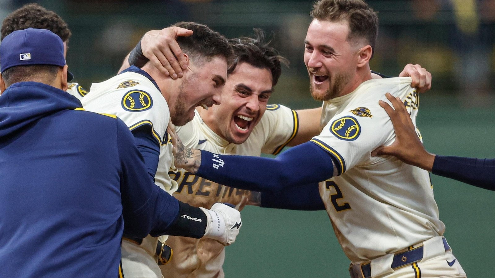 Durbin's sacrifice fly gives the brewers a 6-5 victory over the red socks
