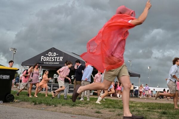 Filly Good Animio remains undefeated, gathering in the mud to win 151º Oaks of Kentucky in Churchill Downs