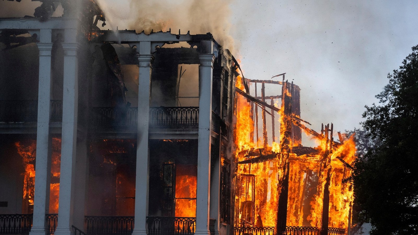 Fire destroys an expanding mansion in an old Louisian sugar plantation