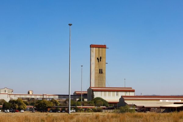 Hundreds of workers remain underground after the 'incident of the axis' in the South African gold mine, says the company