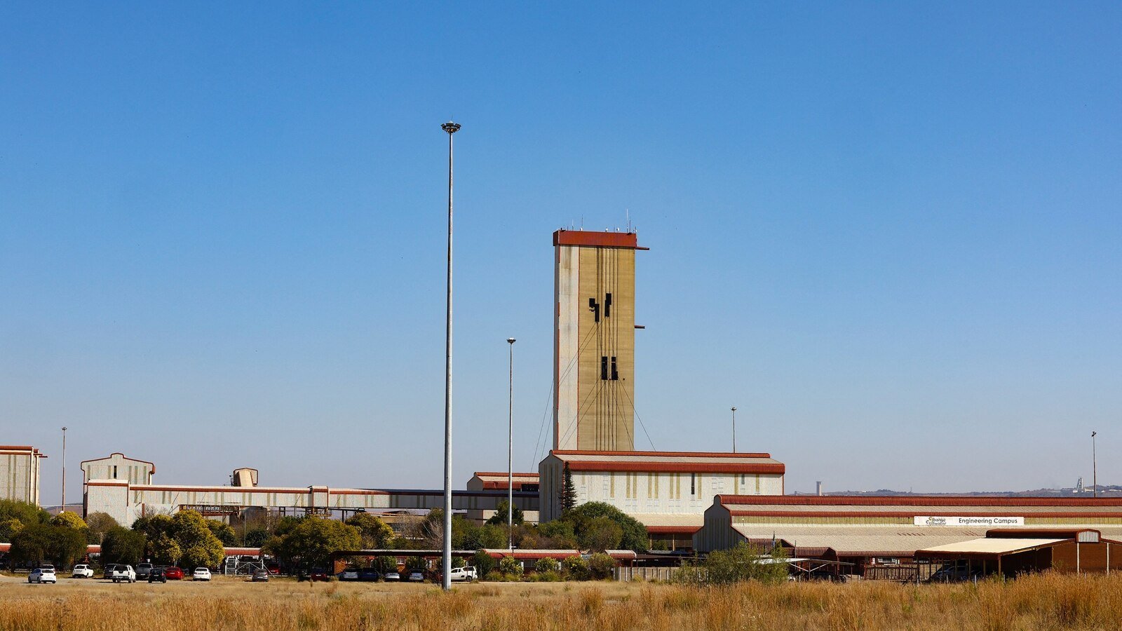 Hundreds of workers remain underground after the 'incident of the axis' in the South African gold mine, says the company