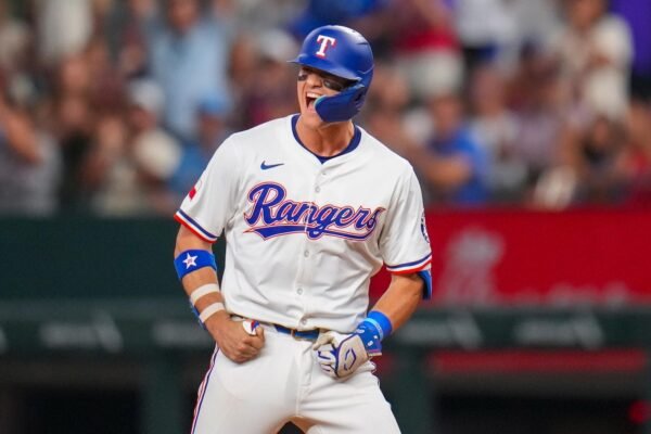 Jung's score single in eighth helps the Rangers beat the Blue Jays 2-0