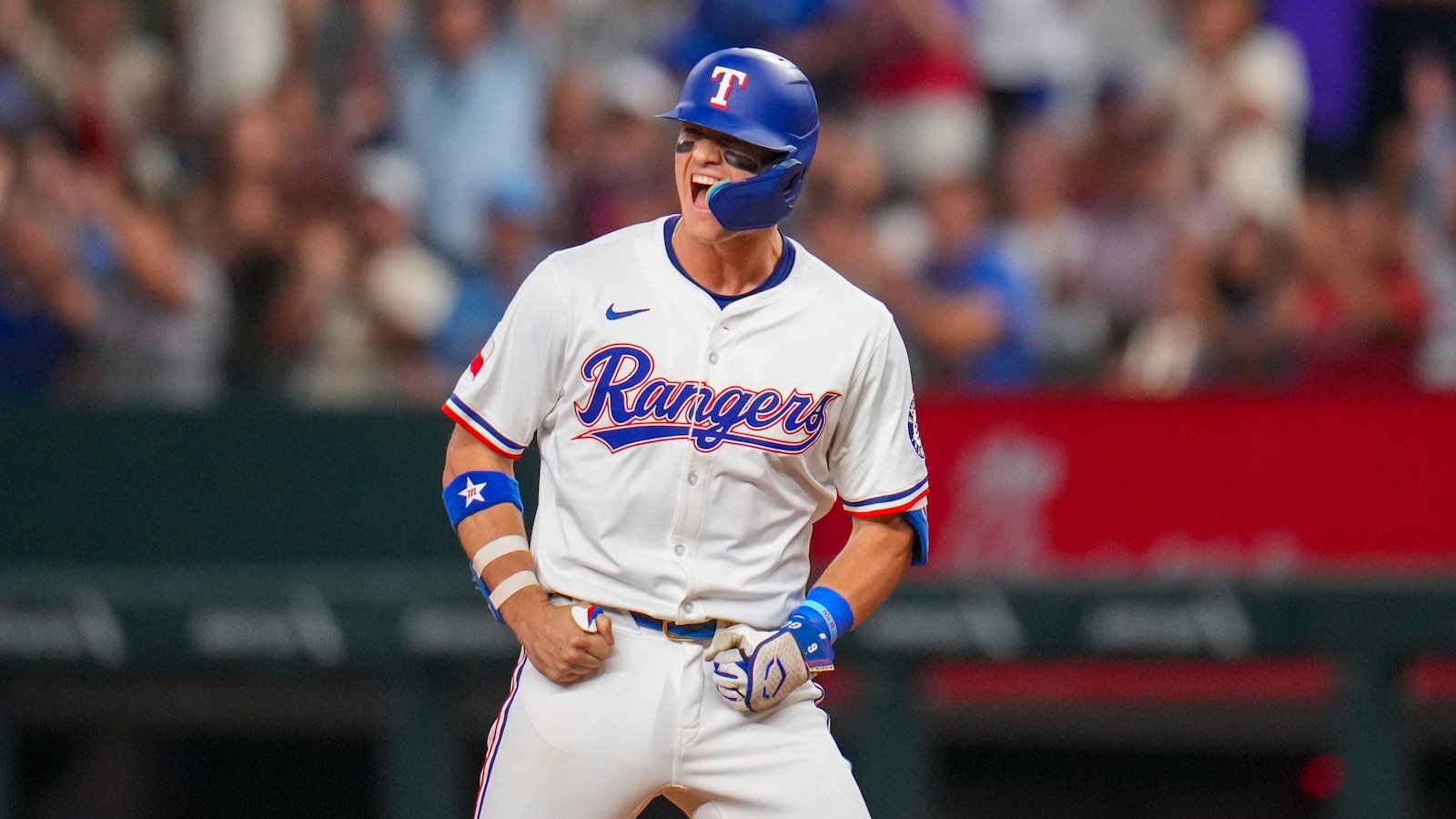 Jung's score single in eighth helps the Rangers beat the Blue Jays 2-0