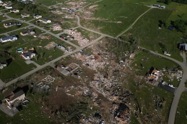 Kentucky's firefighter for a long time died in a powerful storm while protected his wife from danger