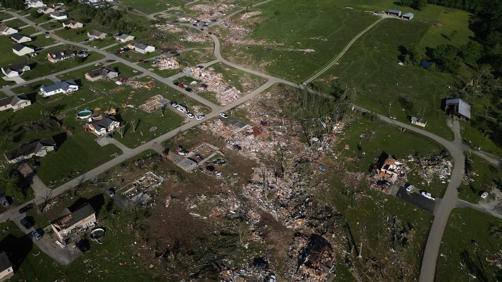 Kentucky's firefighter for a long time died in a powerful storm while protected his wife from danger