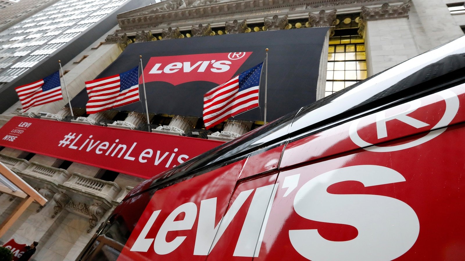 Levi Strauss agrees to sell basic dockers on Friday from Friday for up to $ 391 million