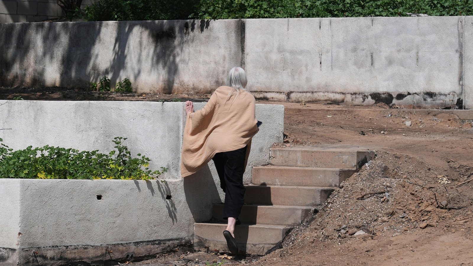 Los Angeles housing owners begin to rebuild after devastating forest fires