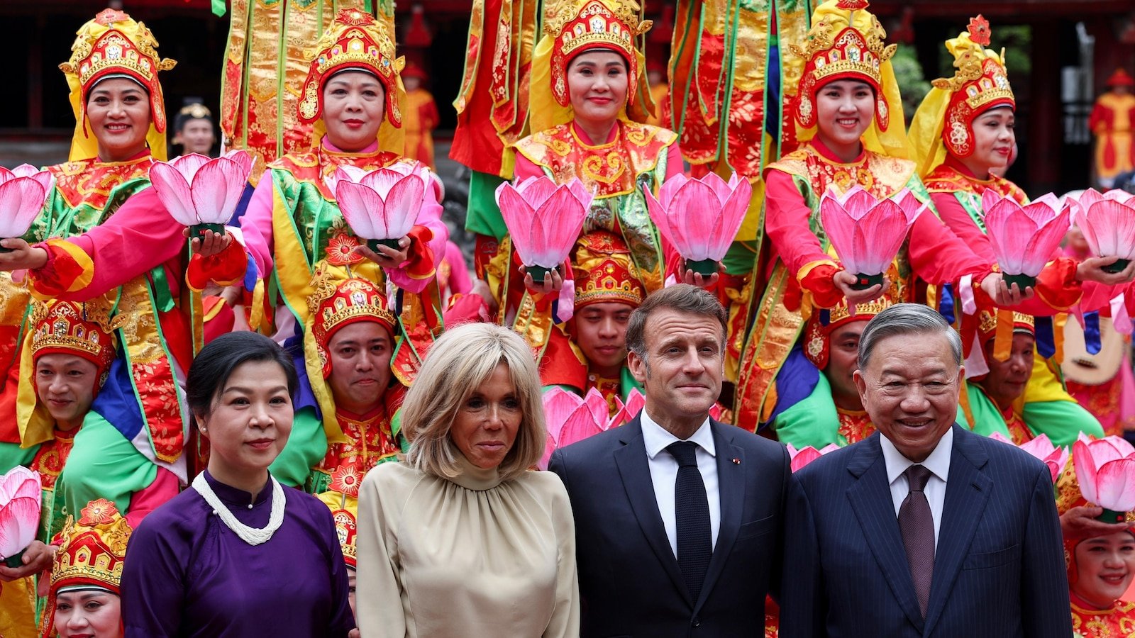 Macron de France on a visit to Vietnam urges greater cooperation