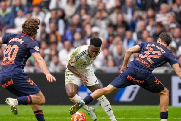 Mbappé scores twice and Madrid wins again through 4 points ahead of 'Classic'