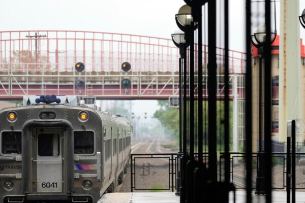NJ Transit engineers could leave work on Friday, leaving about 350,000 travelers in the stake