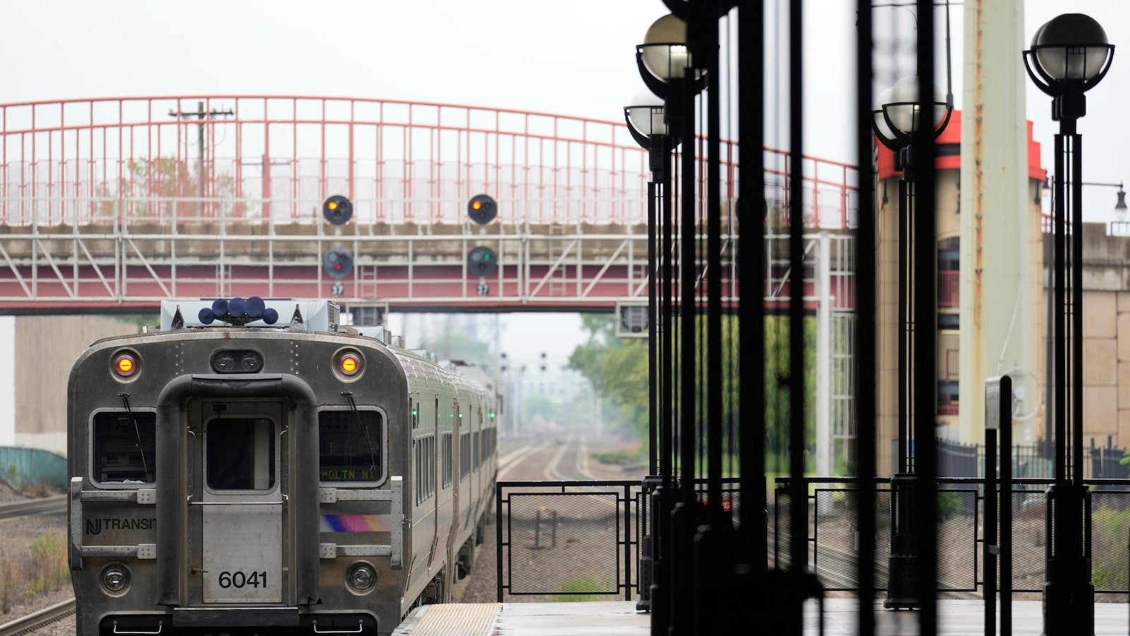 NJ Transit engineers could leave work on Friday, leaving about 350,000 travelers in the stake