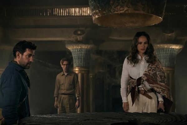 Natalie Portman and John Krasinski embark on a world trot adventure in 'Fuente de la Juventud'