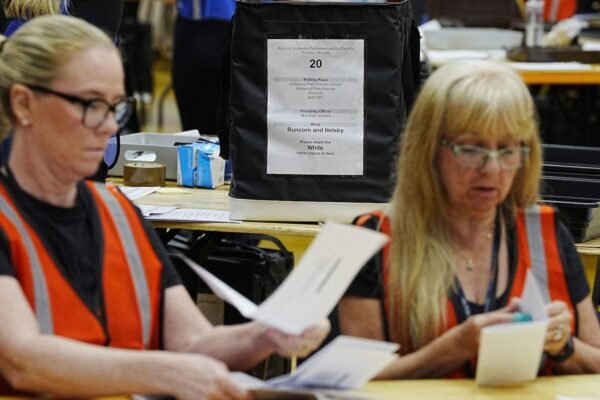 Nigel Farage points to the dominant parties of the United Kingdom with strong profits in local elections