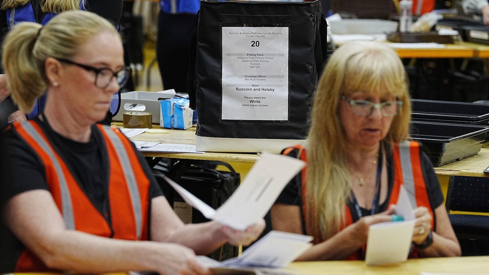 Nigel Farage points to the dominant parties of the United Kingdom with strong profits in local elections