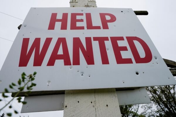 Number of Americans requesting unemployed claims jumps last week