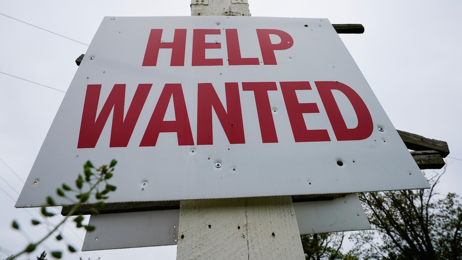 Number of Americans requesting unemployed claims jumps last week