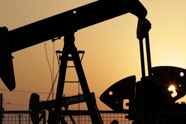 Oil prices fall $ 2 with most closed Asian markets for holidays